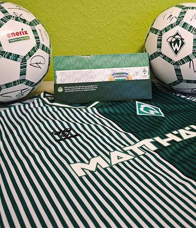 Werder Bremen Fußbälle und ein Werder Bremen Trikot 