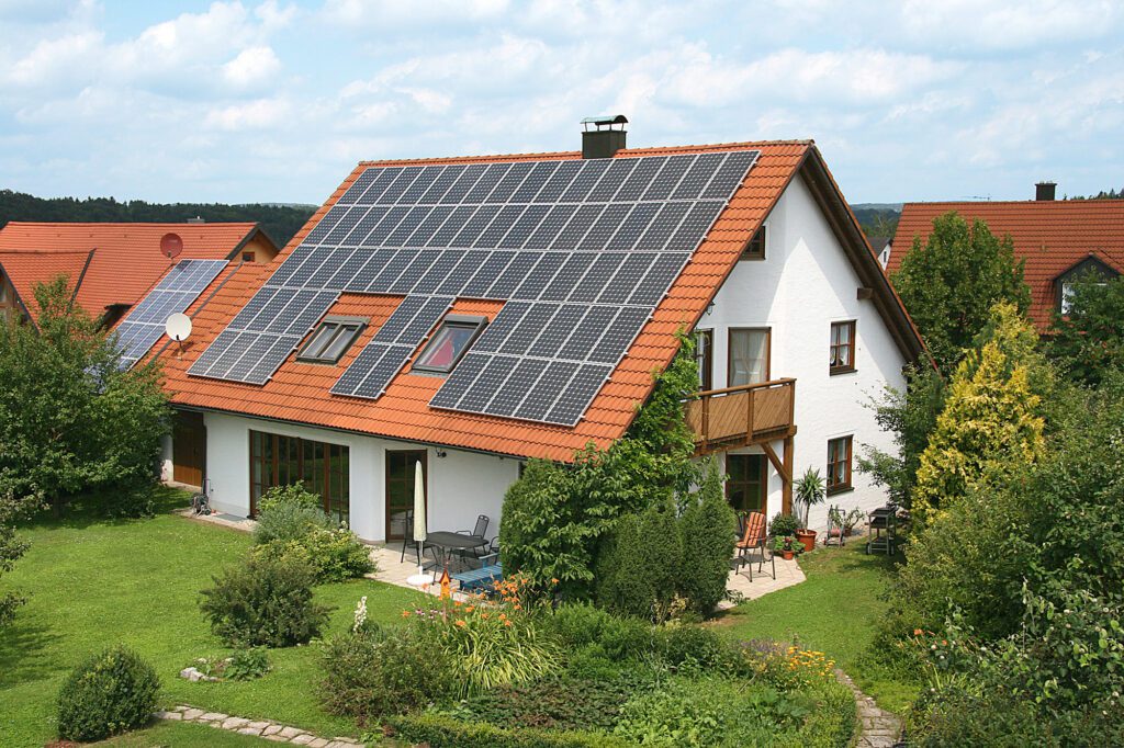 Eine alte Photovoltaikanlage auf einem Einfamilienhaus, mit sehr komplexen steuerlichen Regelungen. 