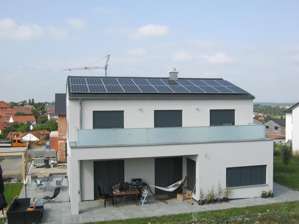 Ein Einfamilienhaus mit einer Photovoltaikanlage in der richtigen Größe