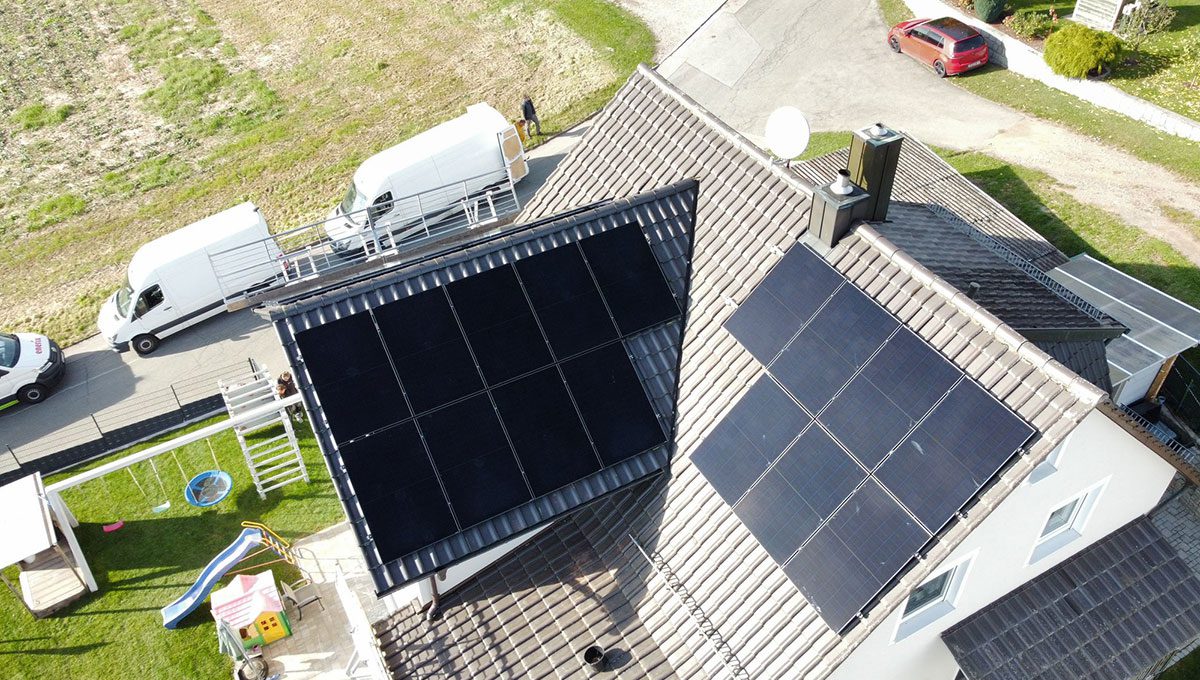 Solaranlage auf einem Hausdach in Pösing, Bayern