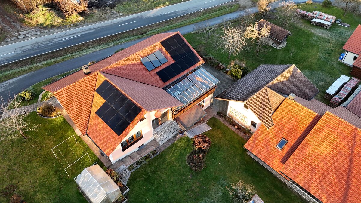 Photovoltaikanlage auf einem Hausdach in Rettenbach