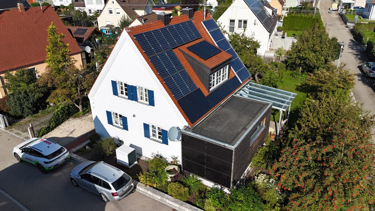 Photovoltaikanlage auf einem Hausdach in Wemding