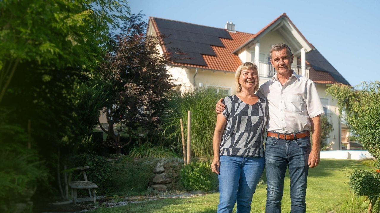 Photovoltaikanlage auf einem Hausdach in Dasing