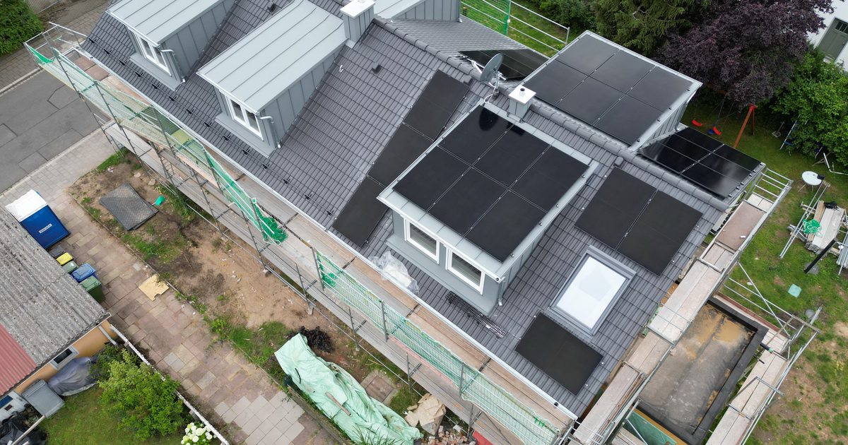 Ein Haus in Erlangen mit einer Solaranlage auf dem Dach