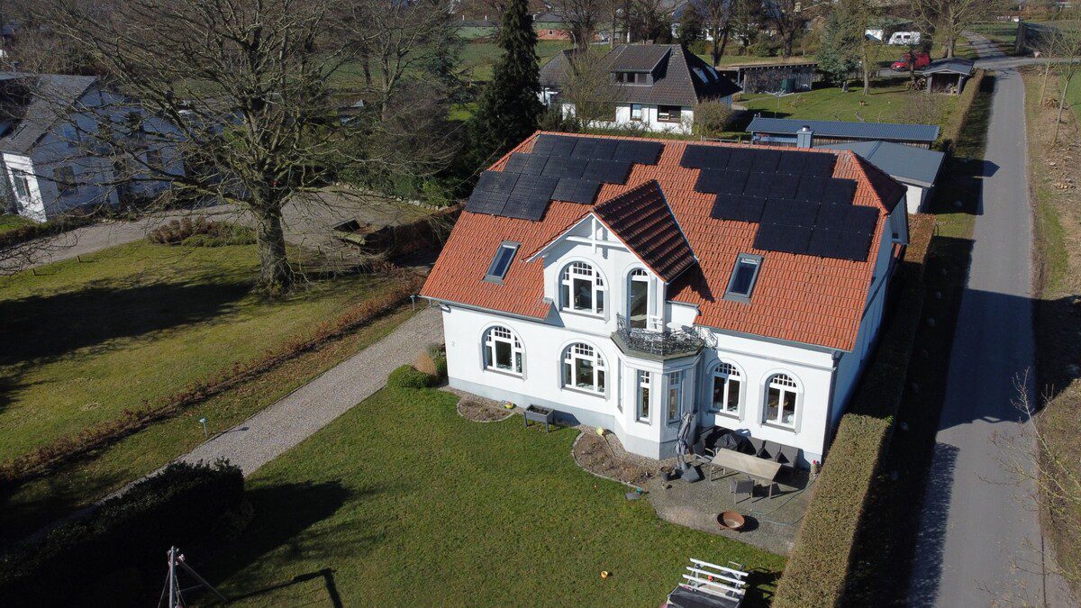 Photovoltaikanlage auf einem Walmdach in Husby