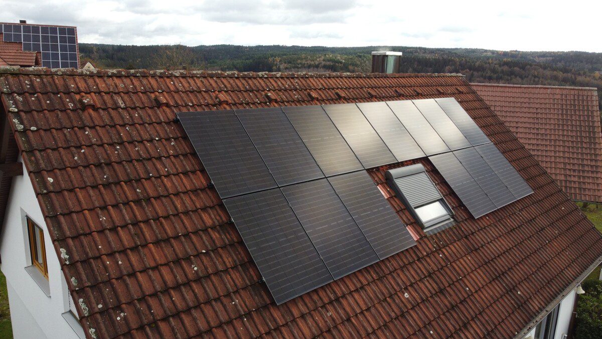 Photovoltaikanlage auf einem Hausdach in Wenzenbach