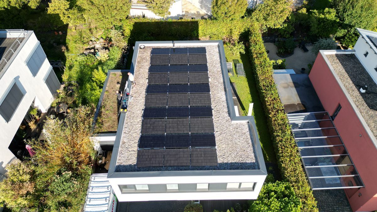 Photovoltaikanlage auf einem Flachdach in Trier