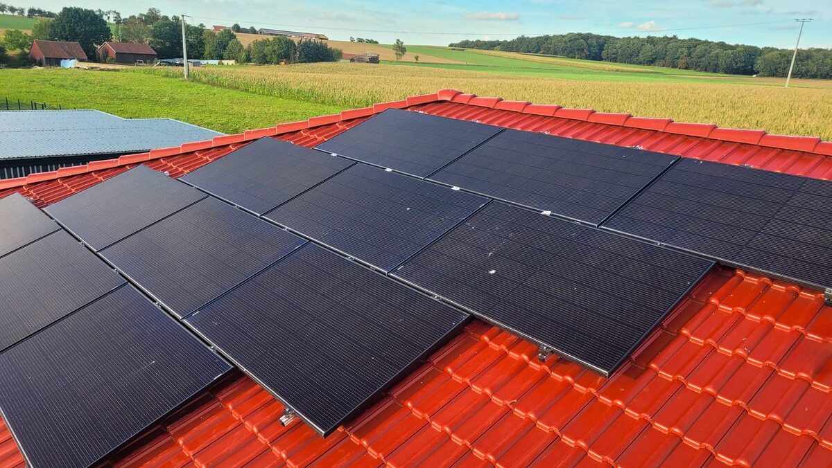 Photovoltaikanlage auf einem Hausdach in Adelshofen