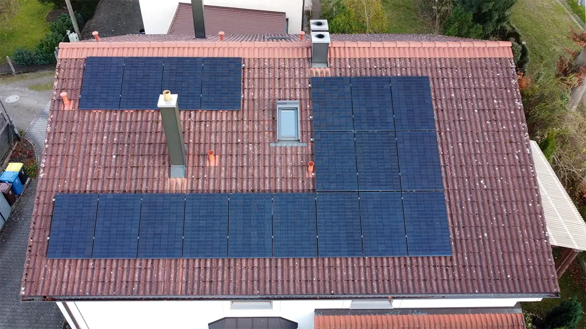 Photovoltaikanlage auf einem Hausdach in Aichach